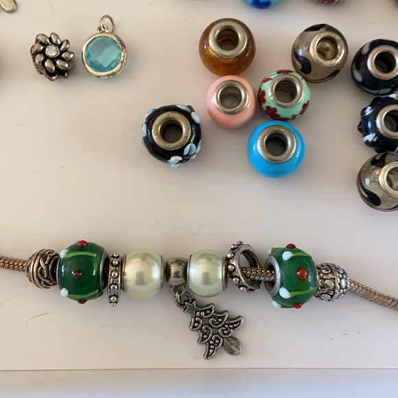 Charm bracelet with extra transferable beads and charms - Picture 5 of 6